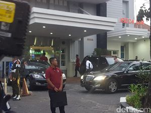 Usai Tinjau Trotoar Sudirman, Jokowi Kembali Jenguk Kahiyang