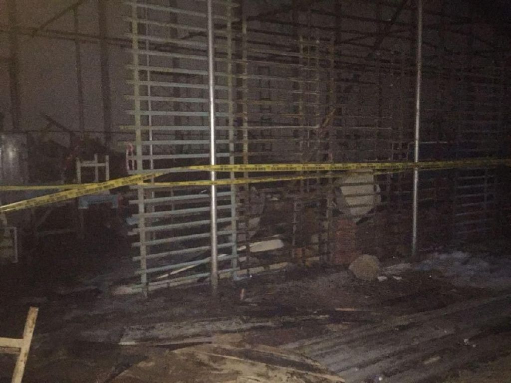 Kebakaran Gudang di Velodrome Padam, Garis Polisi Dipasang Kebakaran Gudang di Velodrome Padam, Garis Polisi Dipasang