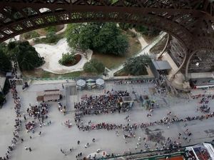 Antrean Turis Terlalu Panjang, Menara Eiffel Tutup