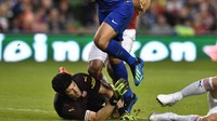 Chelsea tampil dominan sejak awal pertandingan dan mendapatkan kans bagus pada menit ke-22. Umpan terobosan mengarah ke Morata, namun Cech sigap membaca situasi dan menerjang bola. (Foto: Charles McQuillan/Getty Images)