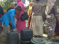 Kala Nenek Renta di Karawang Berdesakan Antre Air Bersih