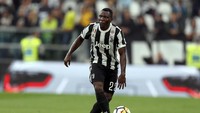 Perubahan besar terjadi di lini belakang. Ada tiga pemain baru yang diprediksi jadi starter, salah satunya Kwadwo Asamoah di pos bek kiri. Dia didatangkan secara cuma-cuma usai kontraknya habis bersama Juventus. (Gabriele Maltinti/Getty Images)