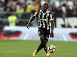 Perubahan besar terjadi di lini belakang. Ada tiga pemain baru yang diprediksi jadi starter, salah satunya Kwadwo Asamoah di pos bek kiri. Dia didatangkan secara cuma-cuma usai kontraknya habis bersama Juventus. (Gabriele Maltinti/Getty Images)