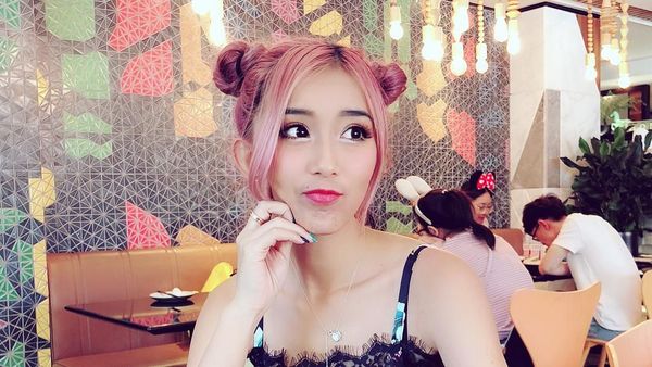 Kepincut Gaya Nyentrik DJ Cantik yang Senyumnya Bikin Hati Jedag Jedug