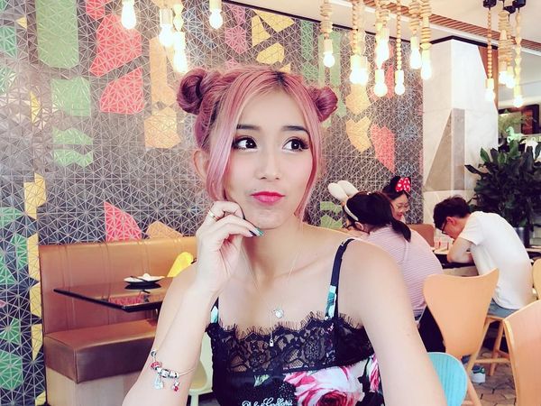 Kepincut Gaya Nyentrik DJ Cantik yang Senyumnya Bikin Hati Jedag Jedug
