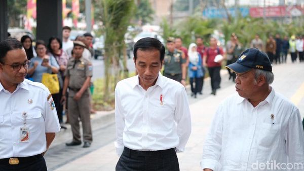 Kemesraan Jokowi-Anies di Atas Trotoar Sudirman