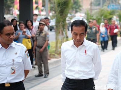 Kemesraan Jokowi-Anies di Atas Trotoar Sudirman