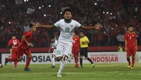 Menjadi perbincangan tak membuat Bagus Kahfi kehilangan fokusnya. Hal itu terbukti ketika ia kembali bermain gemilang saat menghadapi Vietnam di laga ketiga Grup A. (Foto: Zabur Karuru/Antara Foto)