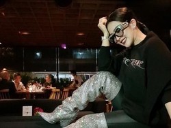 Syahrini Pakai Banyak Bodyguard