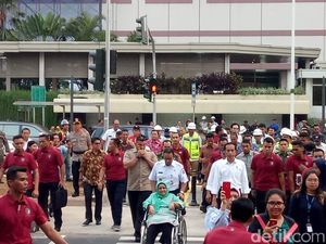 Bareng Jokowi, Anies Dorong Ibu Seberangi Pelican Crossing Thamrin