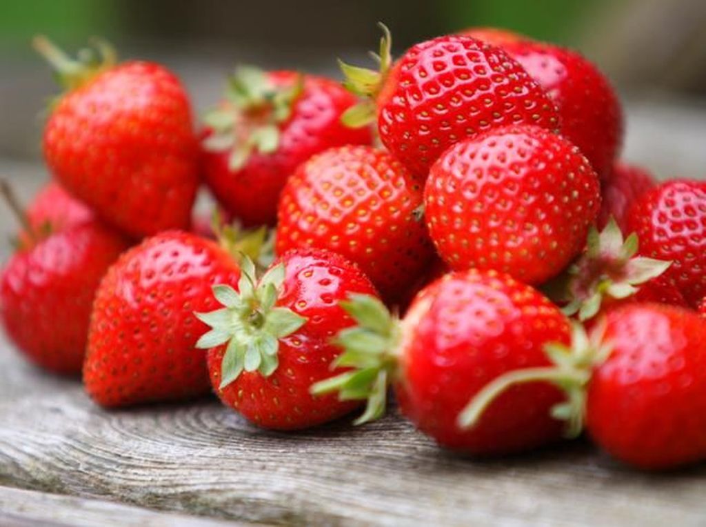 Strawberry yang Manis Asam Punya 8 Manfaat Sehat Ini