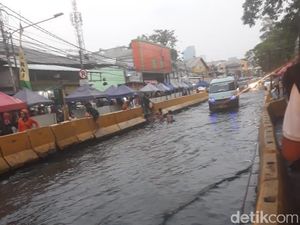 Tak Ada Hujan, Jl Jatibaru Tanah Abang Tergenang Tak Ada Hujan, Jl Jatibaru Tanah Abang Tergenang