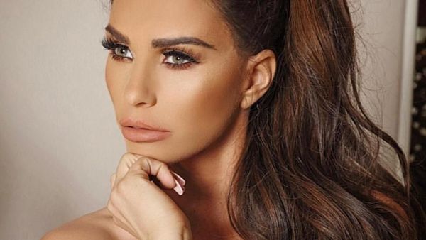 Potret Model Seksi yang Jual Implan dan Underwear Demi Bayar Tilang