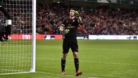 Di babak adu penalti, lima penendang pertama kedua tim sukses menjalankan tugasnya. Namun eksekutor keenam Chelsea yakni Ruben Loftus-Cheek gagal menaklukkan Petr Cech, di mana tendangannya tertepis. Alex Iwobi lantas memastikan kemenangan Arsenal usai menyelesaikan tendangan keenam timnya dengan gol. (Foto: Charles McQuillan/Getty Images)