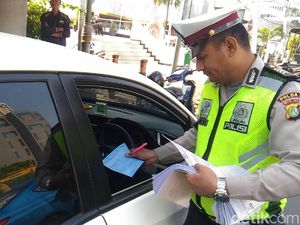 Sejam, Polisi Tilang 7 Pelanggar Ganjil-genap Jl HR Rasuna Said Sejam, Polisi Tilang 7 Pelanggar Ganjil-genap Jl HR Rasuna Said