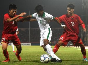 Kaos Bola Supriadi: Dari Kedodoran hingga Dijahit Berulang Kali Kaos Bola Supriadi: Dari Kedodoran hingga Dijahit Berulang Kali