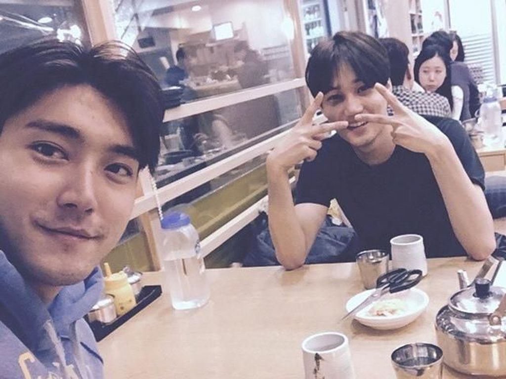 Mengintip Kai EXO Saat Makan Bareng Siwon Hingga Cicip Es Krim Mengintip Kai EXO Saat Makan Bareng Siwon Hingga Cicip Es Krim