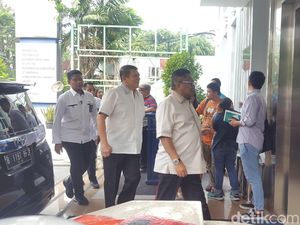 Ditemani Istri, OSO Jenguk Kahiyang Ayu di RS YPK Mandiri