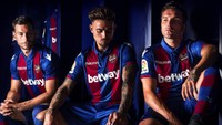 Pemain-pemain Levante berpose dengan seragam baru mereka (ist)