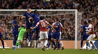 Tendangan bebas Mesut Oezil masih belum membuahkan hasil untuk Arsenal. (Foto: Charles McQuillan/Getty Images)