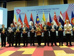 Senyum Para Menlu ASEAN Saat Diberi Boneka Maskot Asian Games