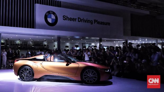 Media mengabadikan gambar saat peluncuran perdana mobil sport listrik BMW i8 Roadster di pameran otomotif Gaikindo Indonesia International Auto Show (GIIAS) 2018 yang berlangsung di ICE BSD, Tangerang (2/8).