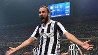 Gonzalo Higuain diboyong Juventus dari Napoli pada 2016 dan mampu mencetak 40 gol dari 73 pertandingan. Kedatangan Cristiano Ronaldo di musim panas 2018 membuatnya tersisih dan akhirnya dipinjamkan ke AC Milan semusim, dengan opsi dibeli permanen seharga 36 juta euro. (REUTERS/Alberto Lingria/File Photo)