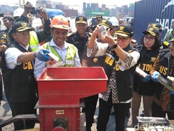 Sri Mulyani Musnahkan Jutaan Batang Rokok Ilegal di Surabaya