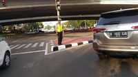 Foto Pengendara Mulai Patuhi Ganjil-Genap di Kuningan