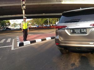 Foto Pengendara Mulai Patuhi Ganjil-Genap di Kuningan