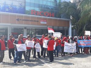 Tuntut Pesangon, Eks Pegawai Sevel Geruduk Gedung Ricoh