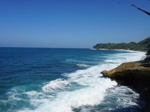 Dahsyatnya Deburan Ombak Pantai Banyu Tibo