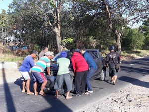 Mobil Datsun Tabrak Dua Motor di Magetan, 2 Orang Kritis