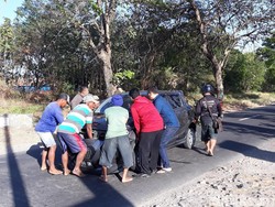 Mobil Datsun Tabrak Dua Motor di Magetan, 2 Orang Kritis