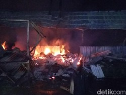 20 Lapak Pedagang Pasar Indihiang Tasikmalaya Ludes Terbakar