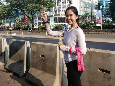 Basah Berkeringat Usai Olahraga, Manajer PSSI Liana Tasno Tetap Cantik