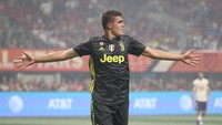 Juventus unggul lebih dulu melalui gol Andrea Favilli pada menit ke-21. Favilli menyundul bola umpan silang Matheus Pereira untuk menjebol gawang MLS All-Stars yang dikawal oleh Brad Guzan. REUTERS/Jason Getz.