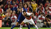 Arsenal mulai meningkatkan intensitas di babak kedua. The Gunners pun mulai lebih merepotkan Chelsea. (Foto: Charles McQuillan/Getty Images)