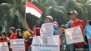 Demo Mantan Pegawai Sevel Tuntut Pembayaran Pesangon