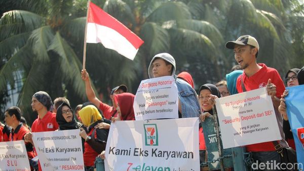 Demo Mantan Pegawai Sevel Tuntut Pembayaran Pesangon