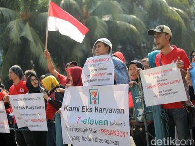 Demo Mantan Pegawai Sevel Tuntut Pembayaran Pesangon