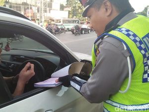 WN Australia Kena Tilang karena Langgar Ganjil-Genap di Jl S Parman WN Australia Kena Tilang karena Langgar Ganjil-Genap di Jl S Parman
