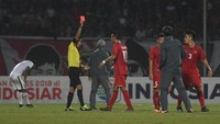 Wasit mengeluarkan dua kartu merah pada menit ke-67. Kartu merah diberikan kepada pemain Vietnam Nguyen Quoc Hoang dan pemain Indonesia Bagas Kaffa. Foto: Zabur Karuru/Antara Foto