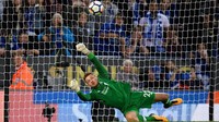 Kiper Danny Ward sudah pergi untuk bergabung Leicester City. Simon Mignolet bisa saja mengikuti Ward keluar Anfield. Setelah kedatangan Alisson, Loris Karius diyakini akan menjadi kiper nomor dua Liverpool sedangkan Mignolet mungkin akan kesulitan mendapatkan kesempatan bermain. Besiktas dihubungkan dengan Mignolet, yang bernilai GBP 12 juta pound (Rp 397 miliar). (Foto: Laurence Griffiths/Getty Images)
