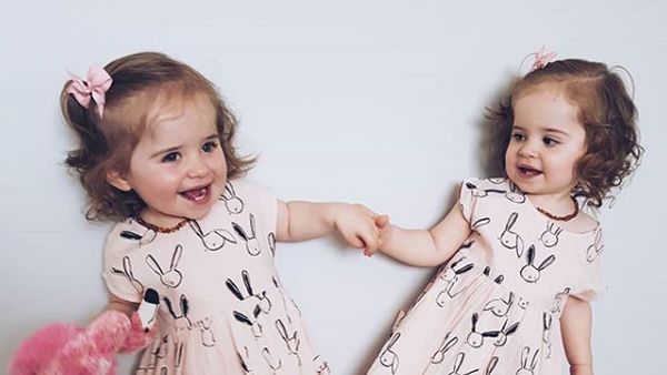 Potret Balita Kembar Identik yang Imut dan Manis Banget