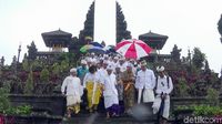 Momen Pejabat IMF-World Bank Doa Bersama di Pura Besakih