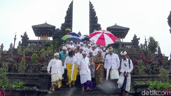 Momen Pejabat IMF-World Bank Doa Bersama di Pura Besakih