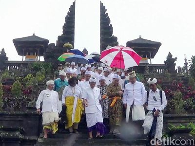 Momen Pejabat IMF-World Bank Doa Bersama di Pura Besakih