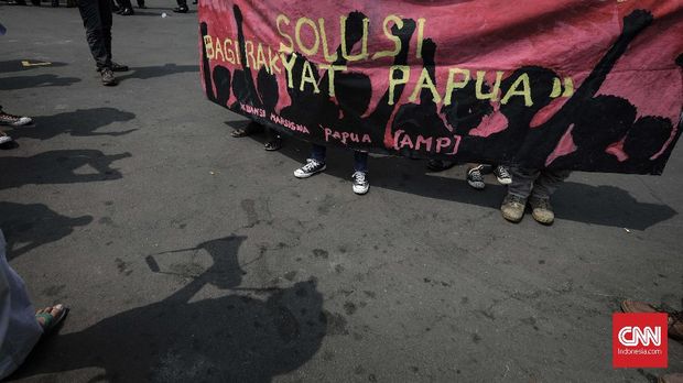 Sejumlah aktivis Front Rakyat Indonesia untuk West Papua (FRI-WP) dan Aliansi Mahasiswa Papua (AMP), melakukan aksi peringatan 49 tahun Penentuan Pendapat Rakyat (PEPERA) 1969, di depan Istana Merdeka. Jakarta, Kamis, 2 Agustus 2018. Aksi ini membawa sembilan poin tuntutan dengan Poin utama desakan bagi pemerintah untuk segera mengakui resolusi bahwa Papua Barat berhak menentukan nasibnya sendiri untuk merdeka.