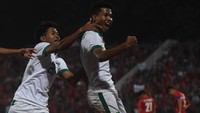 Bagus Kahfi kembali mencetak dua gol ke gawang Vietnam, saat Indonesia menang 4-2. Saudara kembar Bagus, Bagas Kaffa, juga mencetak gol ke gawang Vietnam. (Foto: Zabur Karuru/Antara Foto)